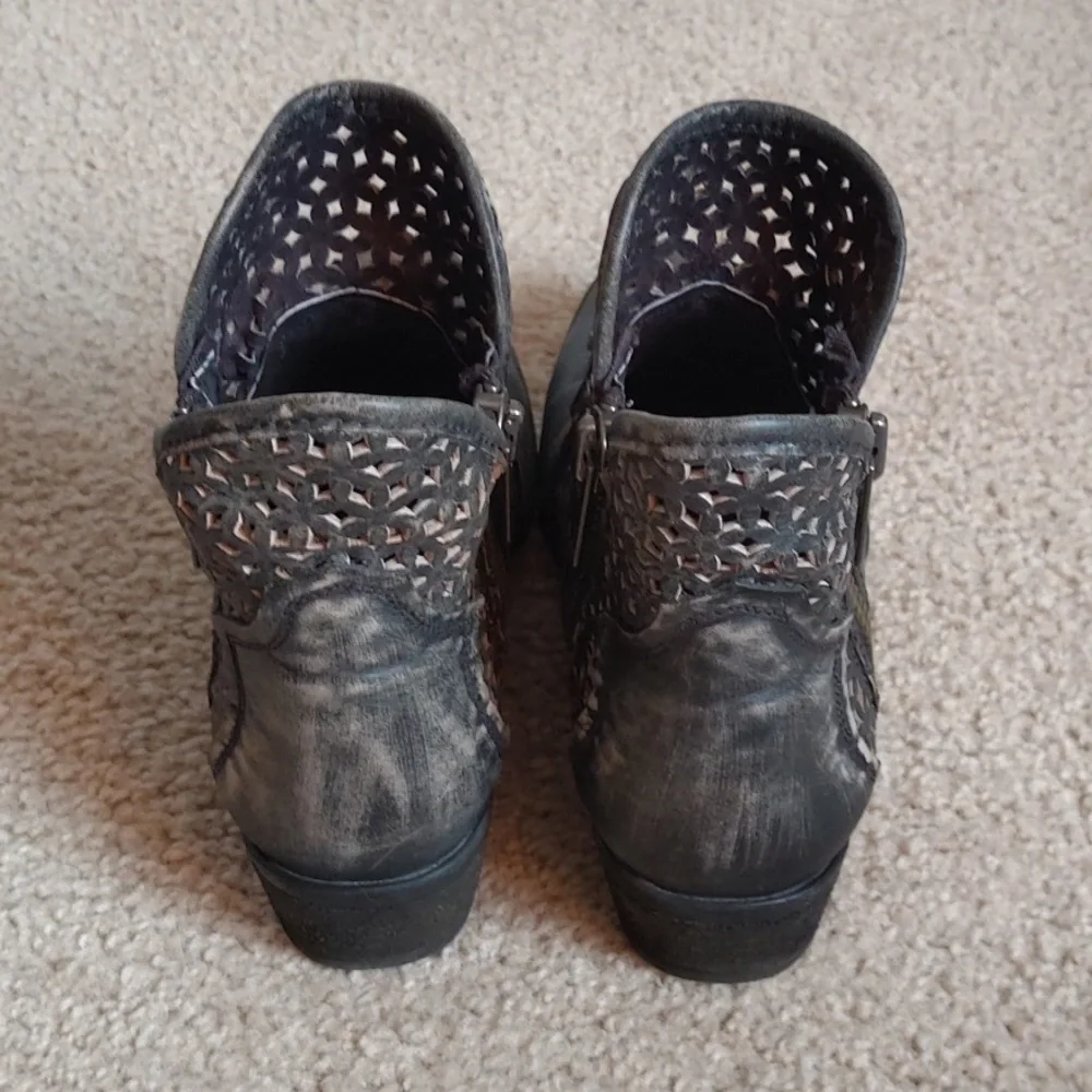 Circle G distressed black booties